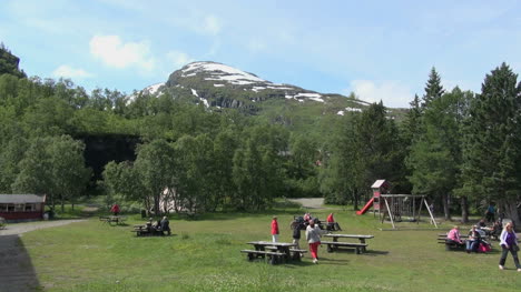 Noruega,-La-Gente-En-Un-Campo-De-Picnic-Sobre-Flam
