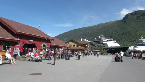 Noruega-Flam-Turistas-Frente-A-La-Estación-De-Ferrocarril-7s