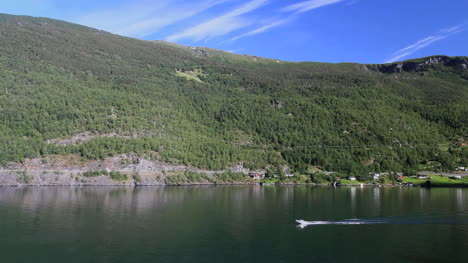 Norwegen-Bewaldeten-Berg-über-Aurlandsfjord-C