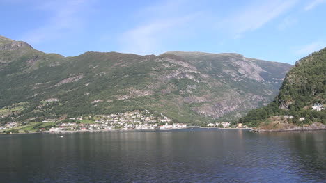 Norwegen-Eine-Stadt-Am-Ufer-Des-Aurlandsfjord-C