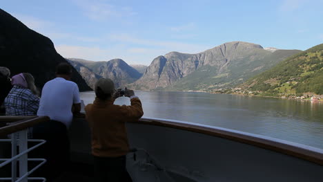 Noruega-Turistas-Fotografiando-Aurlandsfjord-C