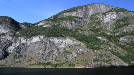 Norwegen-Felsen-Und-Bäume-Ib-Höhen-über-Dem-Aurlandsfjord-C