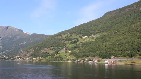 Noruega-Casas-A-Lo-Largo-De-Las-Costas-De-Aurlandsfjord-C