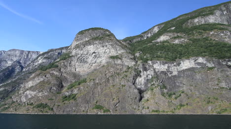 Norwegen-Gebirgskuppel-über-Dem-Aurlandsfjord-C