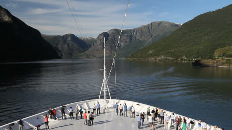 Norwegen-Touristen-Auf-Einem-Schiff-In-Aurlandsfjord-C