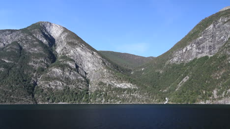 Noruega-Un-Pintoresco-Valle-Montañoso-Sobre-Sognefjord-C