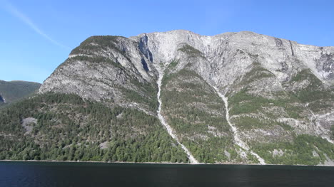 Noruega-Cursos-De-Agua-En-Una-Montaña-Sobre-Sognefjord-C