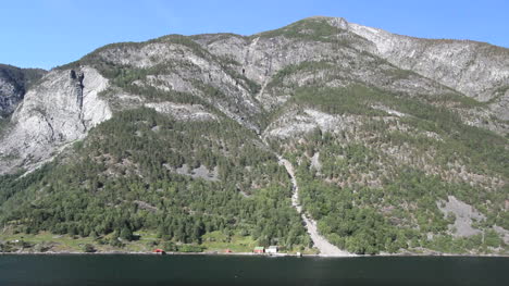 Noruega-Bosques-En-Una-Montaña-Sobre-Sognefjord-C