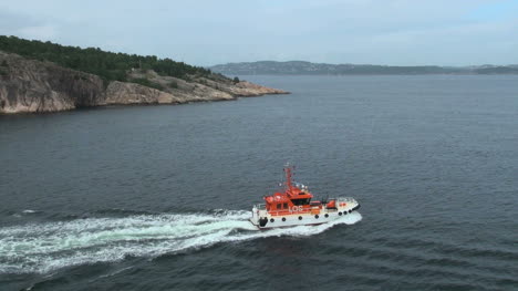 Norwegen-Kristiansand-Lotsenboot-Passiert-Land