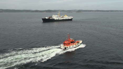 Norway-pilot-boat-passes-ship-sb