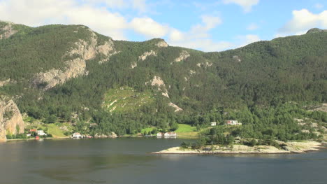 Noruega-Una-Vista-De-Lapso-De-Tiempo-De-Colinas-Sobre-Lysefjord