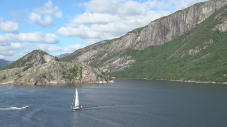 Norwegen-Ein-Segelboot-In-Einem-Ruhigen-Fjord-S