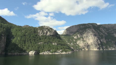 Norwegen-Lysefjord-Canyon-Rand-S