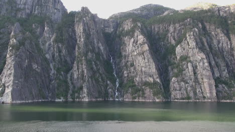 Norwegen-Lysefjord-Kleiner-Wasserfall-S
