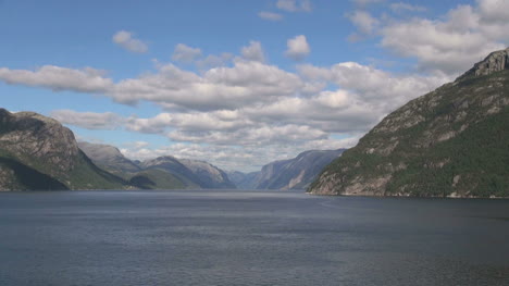 Norwegen-Blick-Nach-Oben-Lysefjord-S