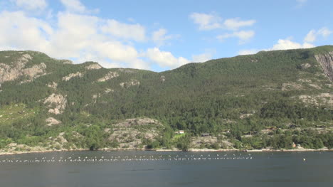 Noruega-Una-Piscifactoría-En-Lysefjord-Con-Montañas-Por-Encima-De-S