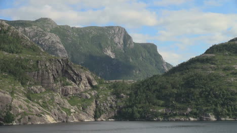 Norwegen-Berge-Am-Lysefjord-S