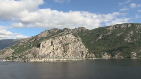 Norwegen-Lysefjord-Blick-Auf-Felsen-Und-Wälder-Von-Einem-Schiff-S5