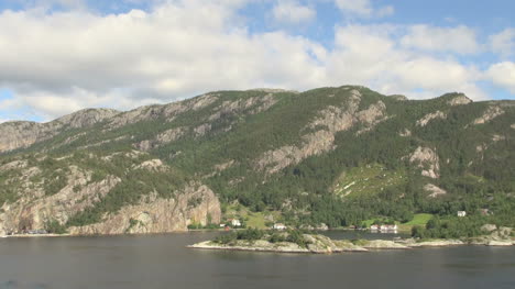 Norwegen-Lysefjord-Farm-In-Einer-Bucht-Mit-Bergen-Darüber