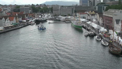 Norwegen-Stavanger-Innerhafen-Mit-Boot