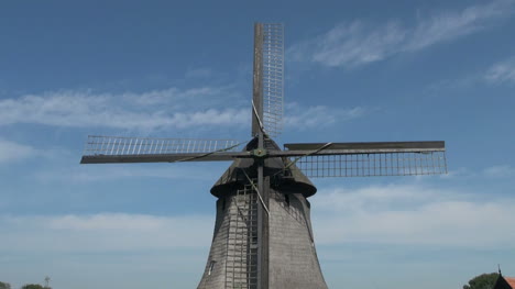 Netherlands-Kinderdijk-blade-lattice-and-hub-zoom-out-to-windmill-16