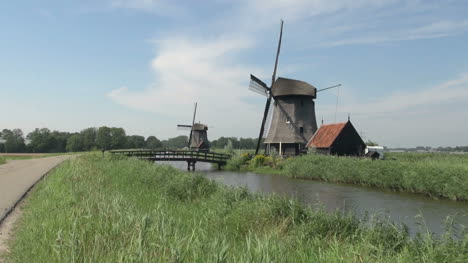 Niederlande-Kinderdijk-Zwei-Windmühlen-Und-Rotes-Haus-12