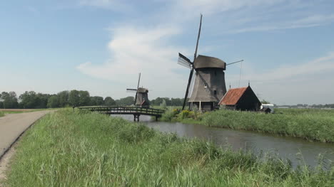 Holanda-Kinderdijk-Dos-Molinos-De-Viento-Y-Casa-Roja-12