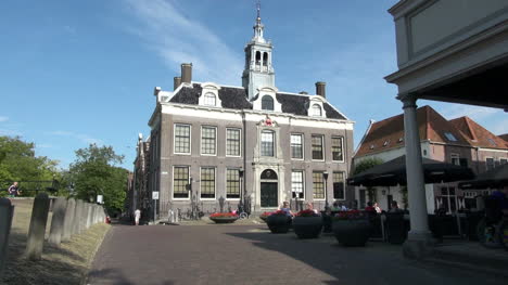 Niederlande-Edam-Rennt-Vor-Dem-Rathaus