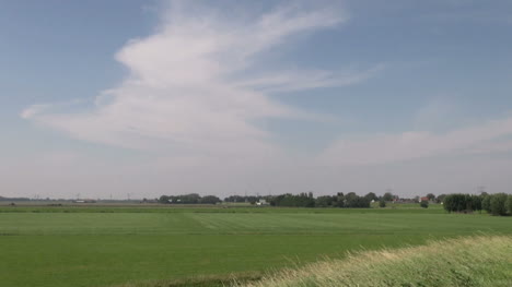 Niederlande-Weite-Grüne-Wiese-Und-Wolkenfetzen