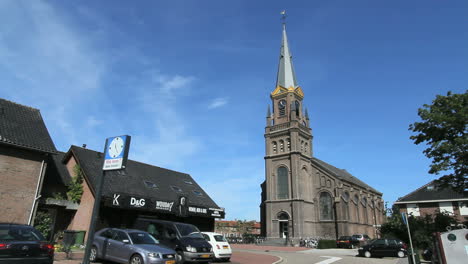 Aguilones-De-Oro-De-Los-Países-Bajos-En-El-Campanario-De-La-Iglesia