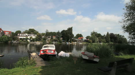 Niederlande-Angedockt-Boote-über-Den-Kanal-Vom-Dorf-3