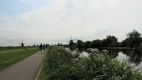 Holanda-Kinderdijk-Caminando-Hacia-Varios-Molinos-De-Viento-5