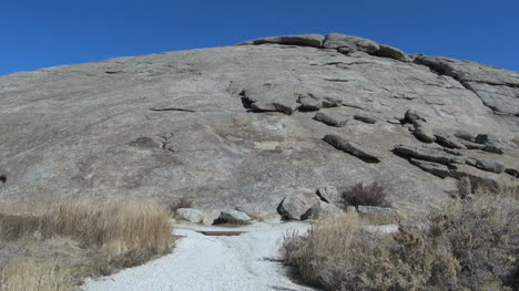 Wyoming-Unabhängigkeitsfelsen-Mit-Pfad