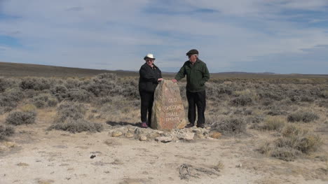 Wyoming-South-Pass-Monument-Rock-Paar-Im-Wind