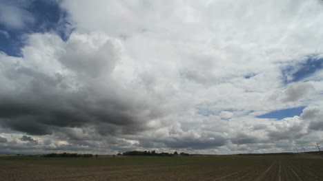 Wolken-Ziehen-über-Eine-Flache-Ebene