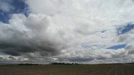 Nubes-Moviéndose-Sobre-Una-Llanura-Plana