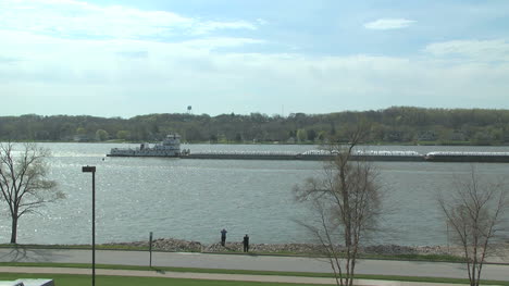 Iowa-Le-Claire-Barge-Bewegt-Sich-Auf-Dem-Mississippi