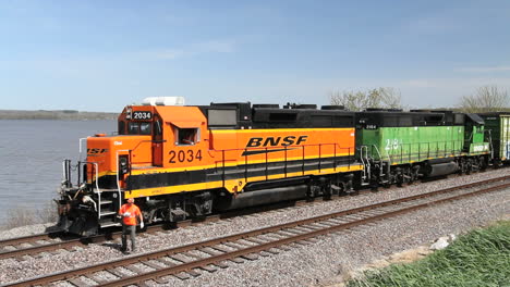 Iowa-Man-leaves-train-parked-by-the-Mississippi-c