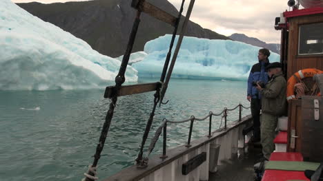 Fotógrafos-De-Groenlandia-En-Un-Barco-En-Un-Fiordo-De-Hielo