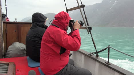 Fotógrafo-De-Fiordos-De-Hielo-De-Groenlandia-En-Rojo-S43