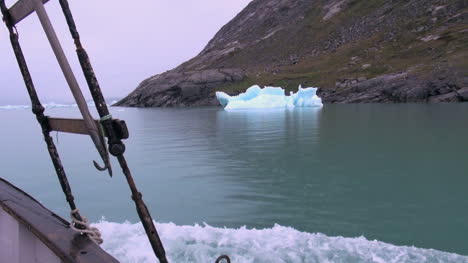 Greenland-ice-fjord-berg-on-shore-s78
