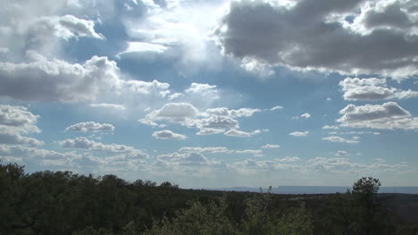 Arizona-Wolken-Ziehen-über-Einen-Milchigen-Himmel