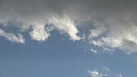 Un-Lapso-De-Tiempo-De-Serpentinas-De-Nubes-Cayendo