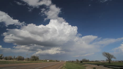 Wolken-Steigen-über-Einer-Autobahn-Auf,-Die-Nach-Dodge-City-Führt