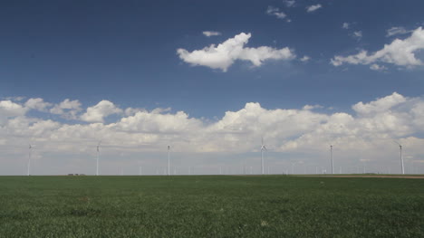 Una-Línea-De-Molinos-De-Viento-Se-Eleva-Más-Allá-De-Un-Campo-De-Trigo