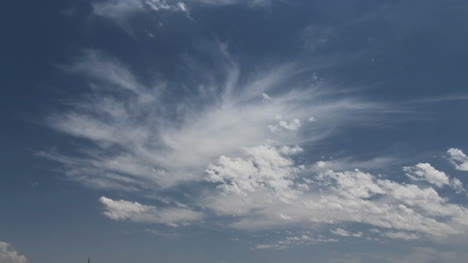 Zwei-Arten-Von-Wolken-Am-Blauen-Himmel