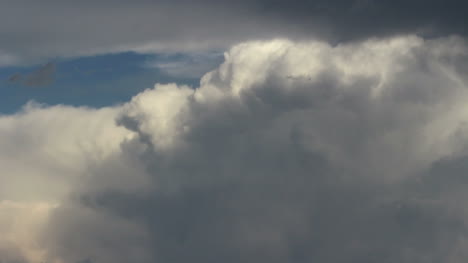 Wolken-Ziehen-über-Eine-Aufsteigende-Gewitterwolke