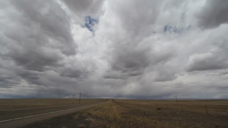 Una-Vista-De-Lapso-De-Tiempo-De-Nubes-Oscuras-En-El-Cielo