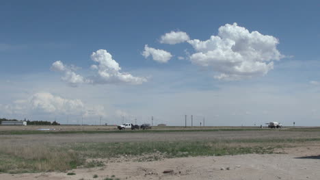 Wolken-Und-Verkehr-Auf-Den-Großen-Ebenen-S1