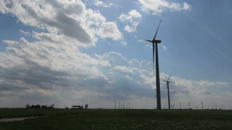 Kansas-Windmühlen-Und-Wolken-C